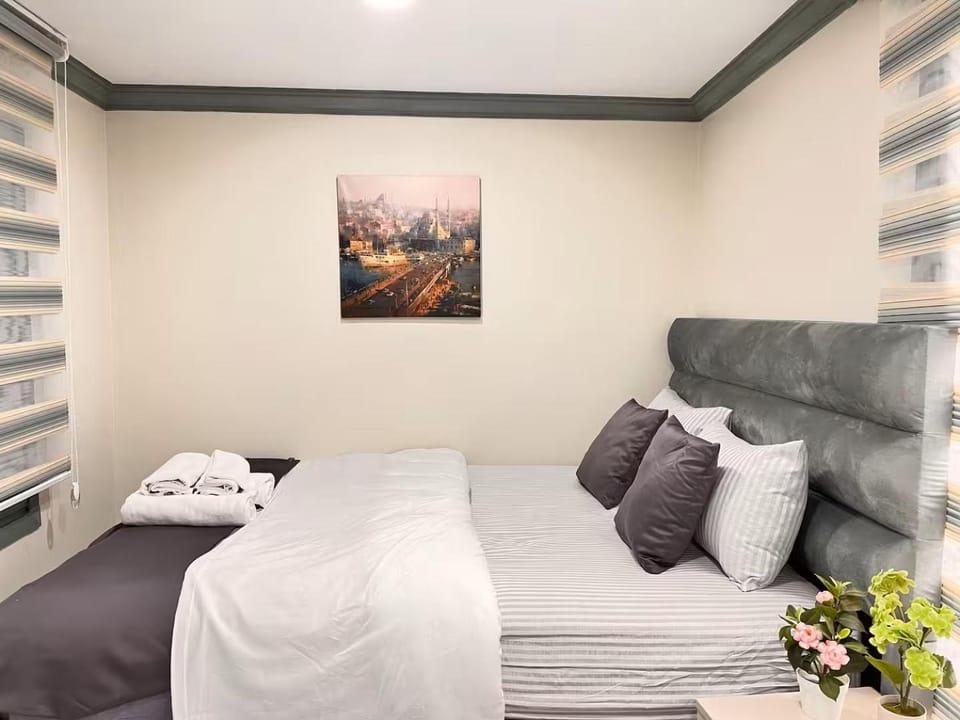 Bed, Bedroom, towels