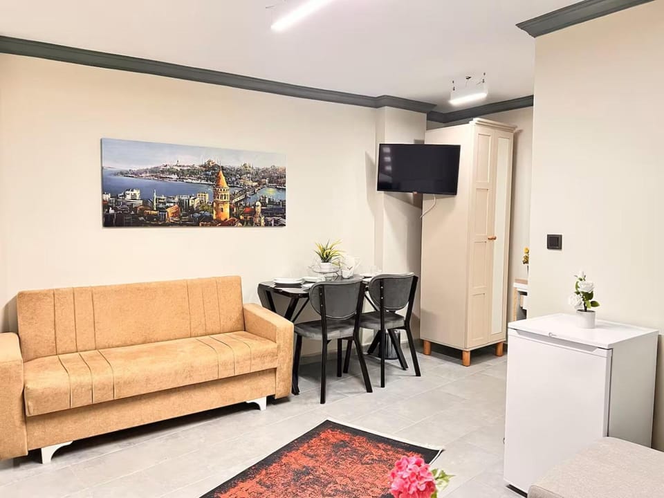 TV and multimedia, Kitchen or kitchenette, Living room, Seating area, Dining area