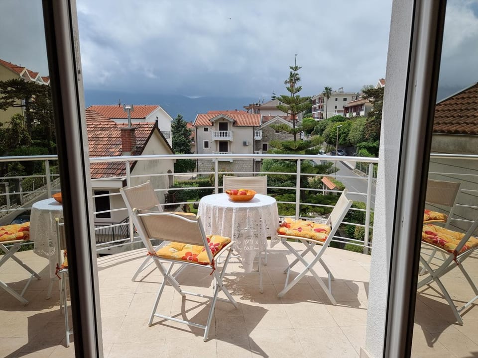 Balcony/Terrace, Decorative detail, City view, Garden view, Landmark view, Mountain view, Street view, Area and facilities, furniture