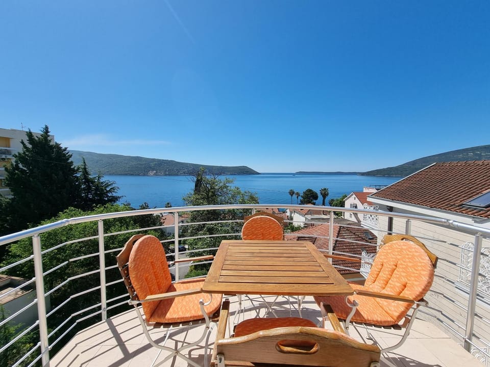 Natural landscape, View (from property/room), Balcony/Terrace, Decorative detail, Mountain view, Sea view, Area and facilities