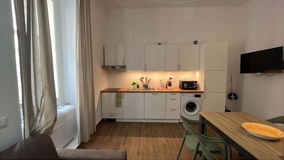 Guesthouse Via Del Teatro Station Apartment in La Spezia