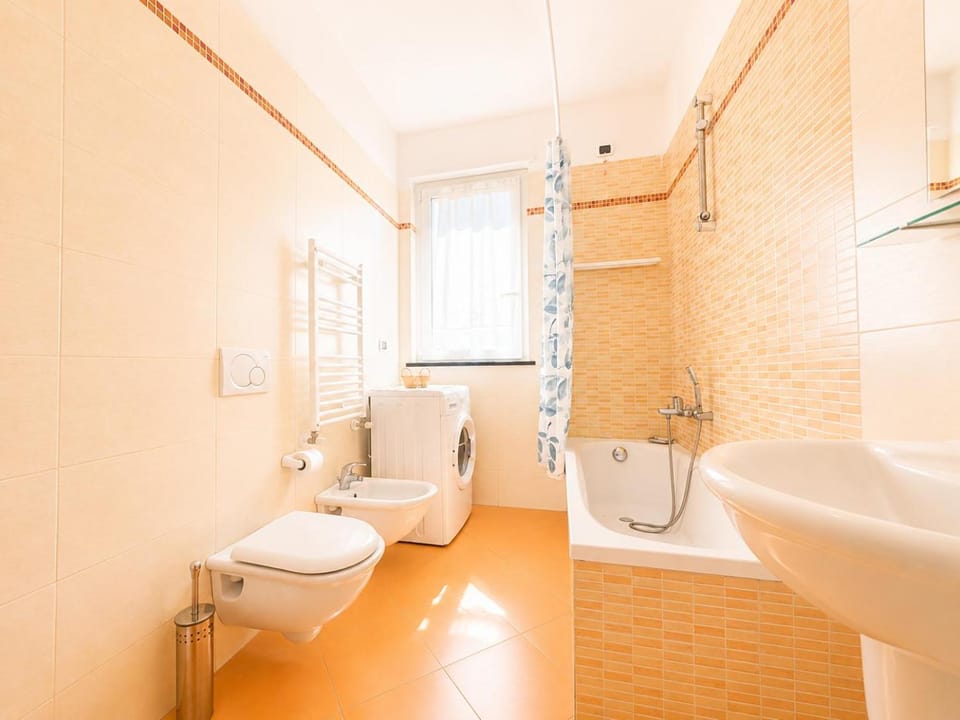 Shower, Toilet, Bathroom, Bath, bidet, towels