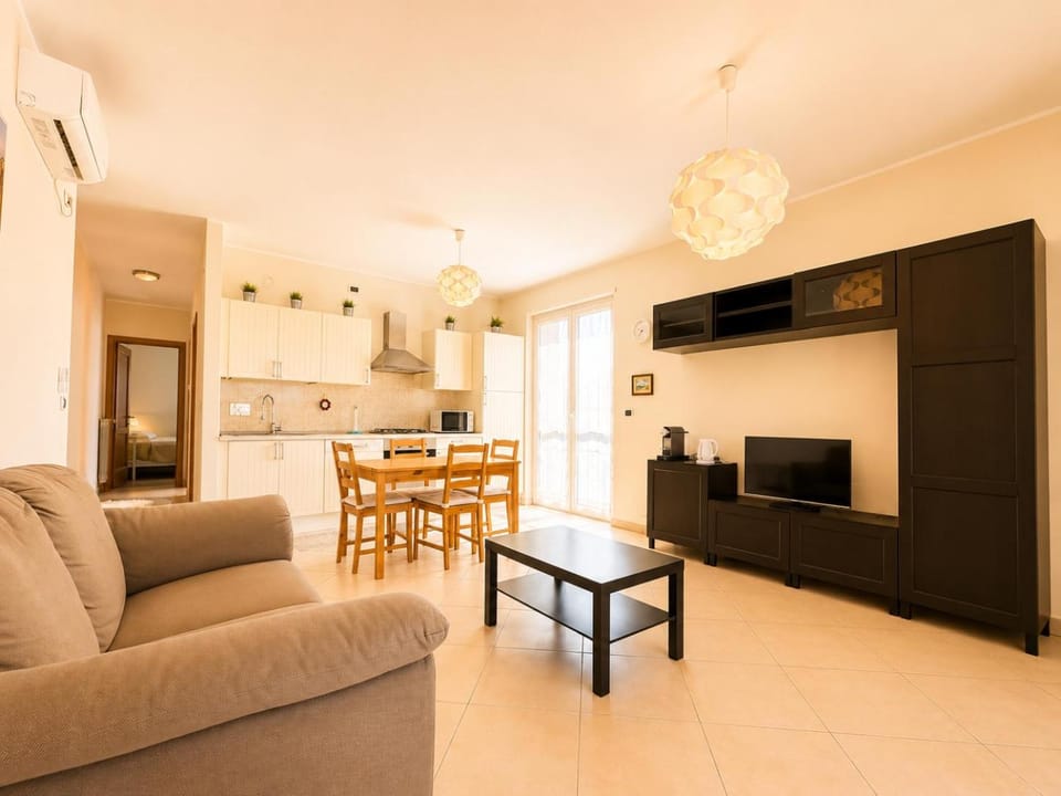 TV and multimedia, Kitchen or kitchenette, Living room, Seating area, Dining area, Evening entertainment, air conditioner