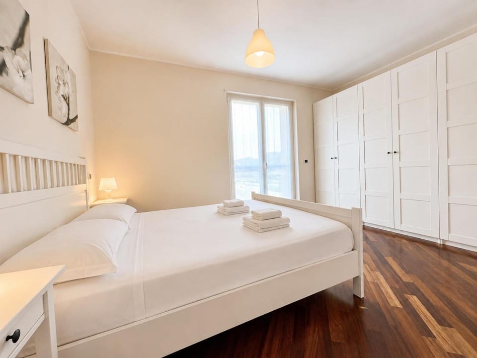 Bed, Photo of the whole room, Bedroom, towels, wardrobe