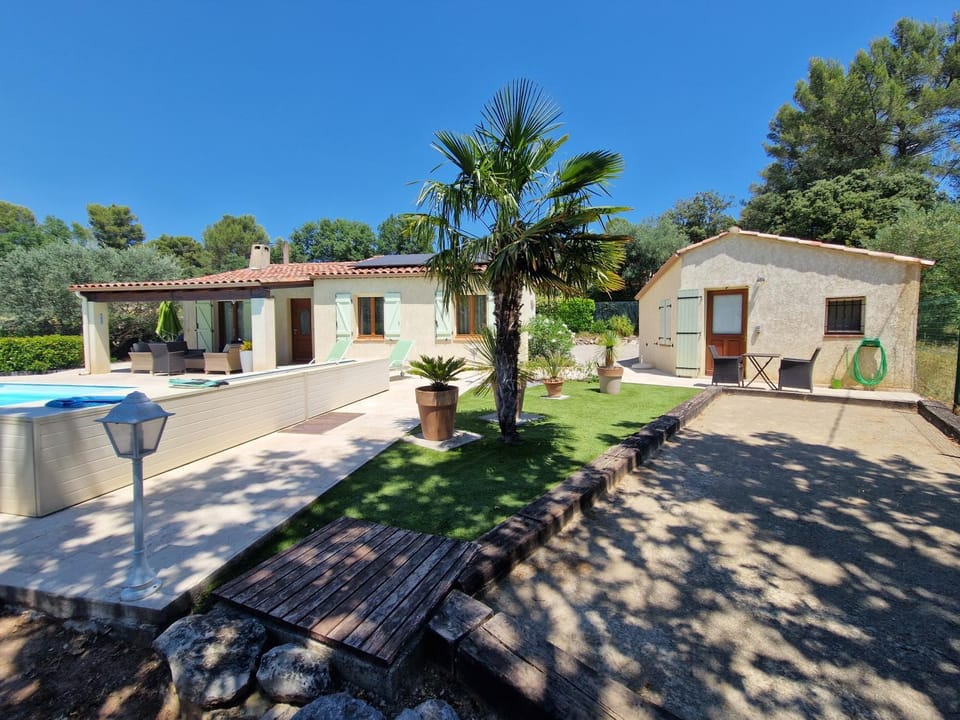Property building, Day, Summer, Garden, Swimming pool