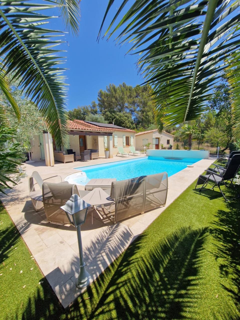 Property building, Day, Summer, Garden, Swimming pool