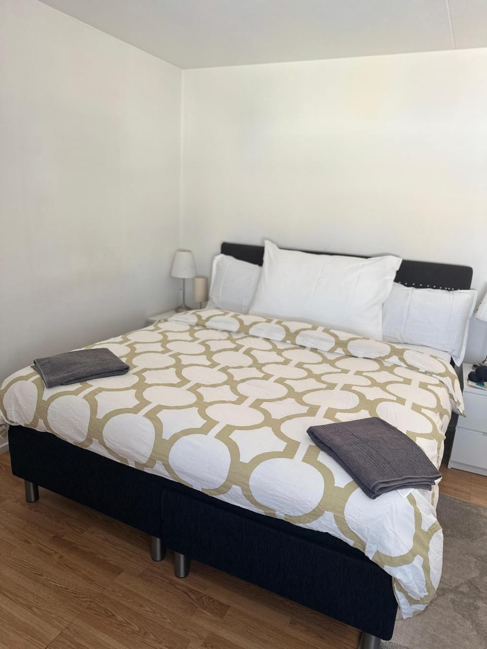 Bed, TV and multimedia, Bedroom