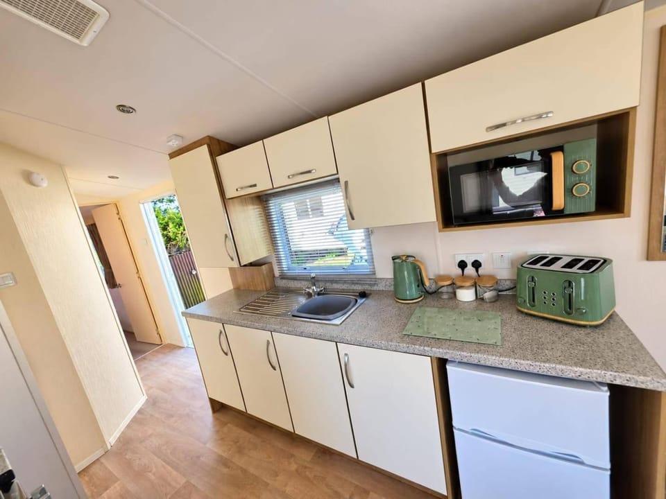 2 Bed Caravan - Sleeps 4 - Free Parking House in Rhyl