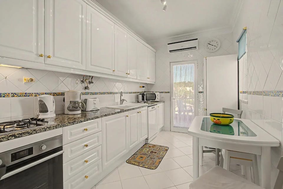 Kitchen or kitchenette, dishwasher, oven, toaster