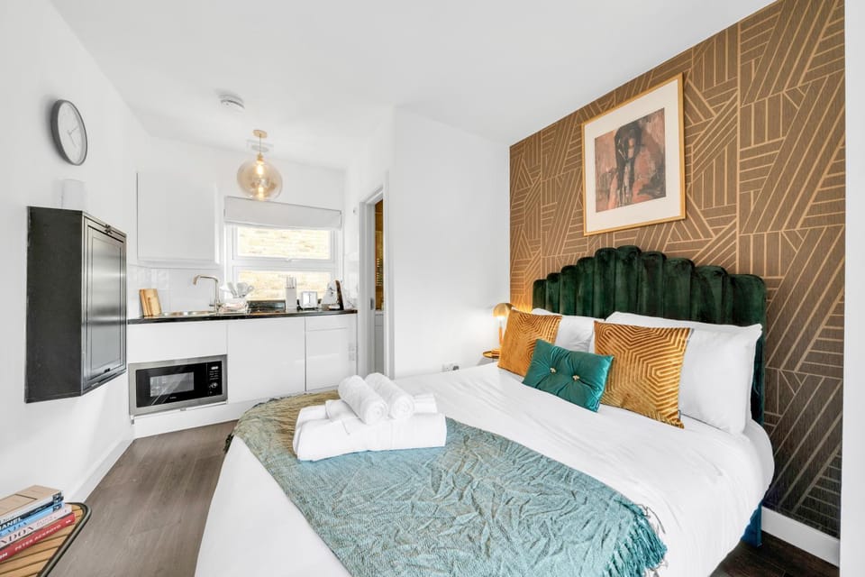 Bed, Kitchen or kitchenette, towels