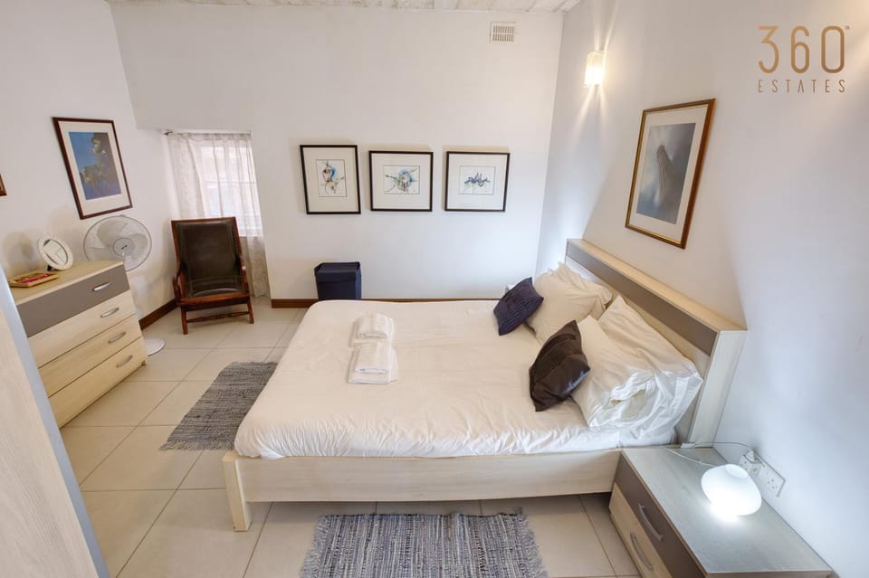 Bed, Living room, Photo of the whole room, Seating area, Bedroom, hair dresser, towels