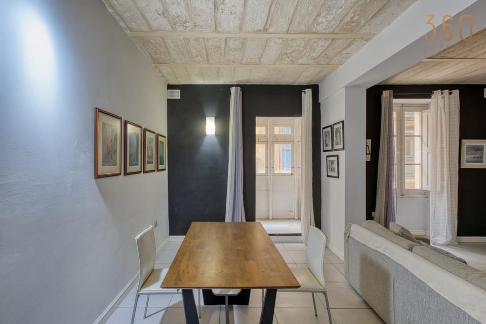 Living room, Seating area, Dining area, hair dresser