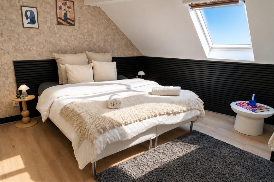 Bed, Photo of the whole room, Bedroom, towels