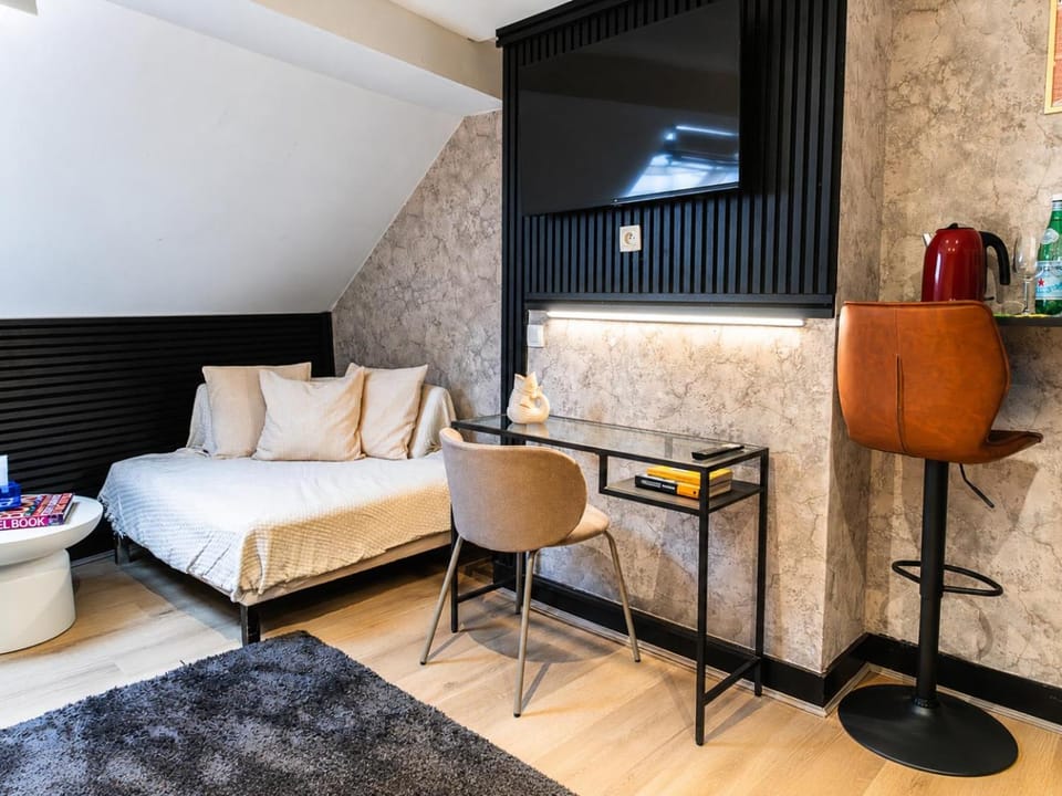 TV and multimedia, Seating area, Bedroom