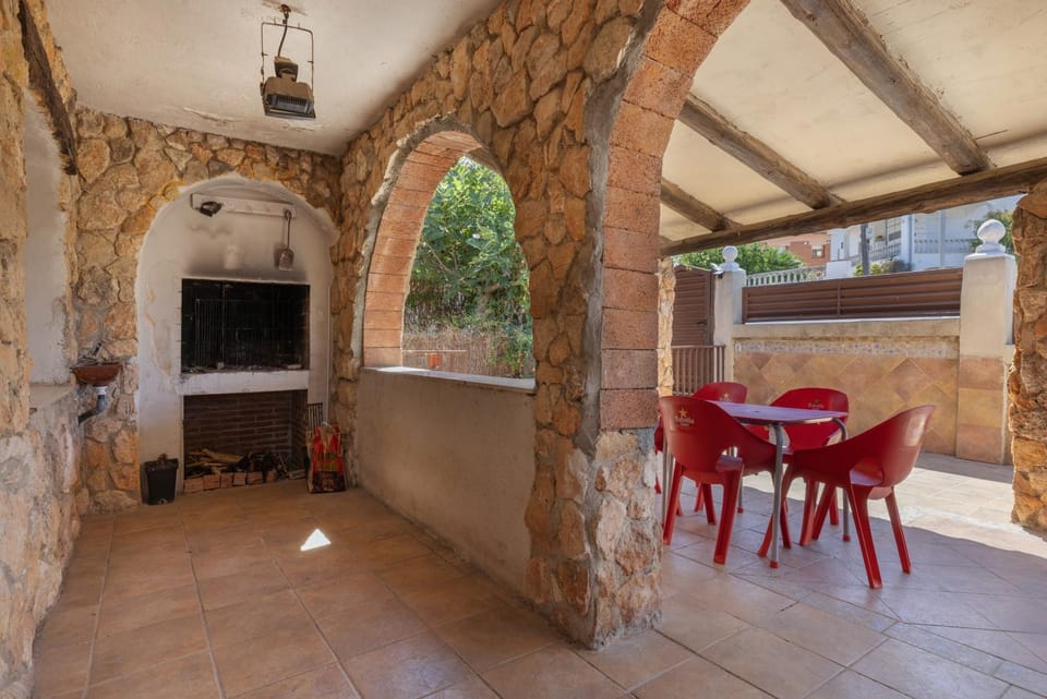 Villa Sueños Piscina Costa Dorada House in Baix Penedès