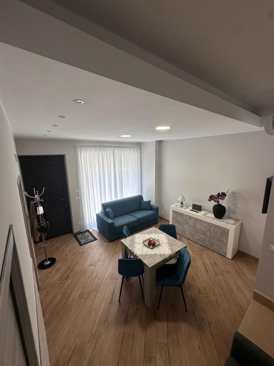 TV and multimedia, Living room, Photo of the whole room, Seating area, Dining area