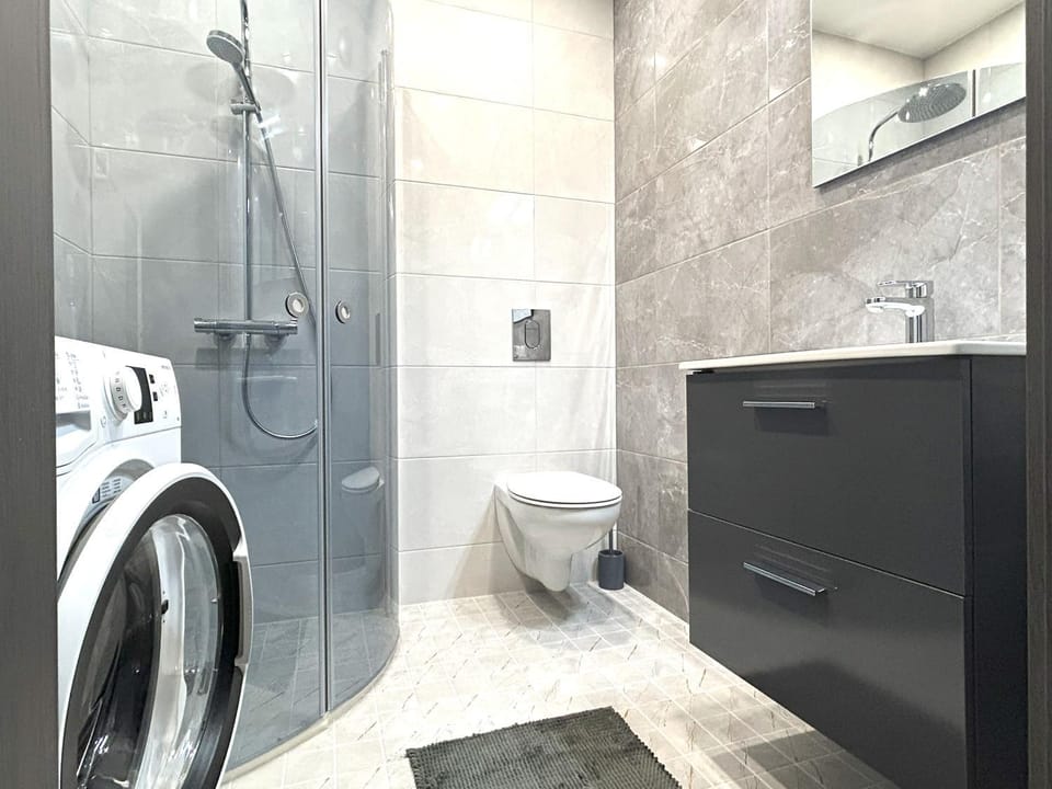 Shower, Toilet