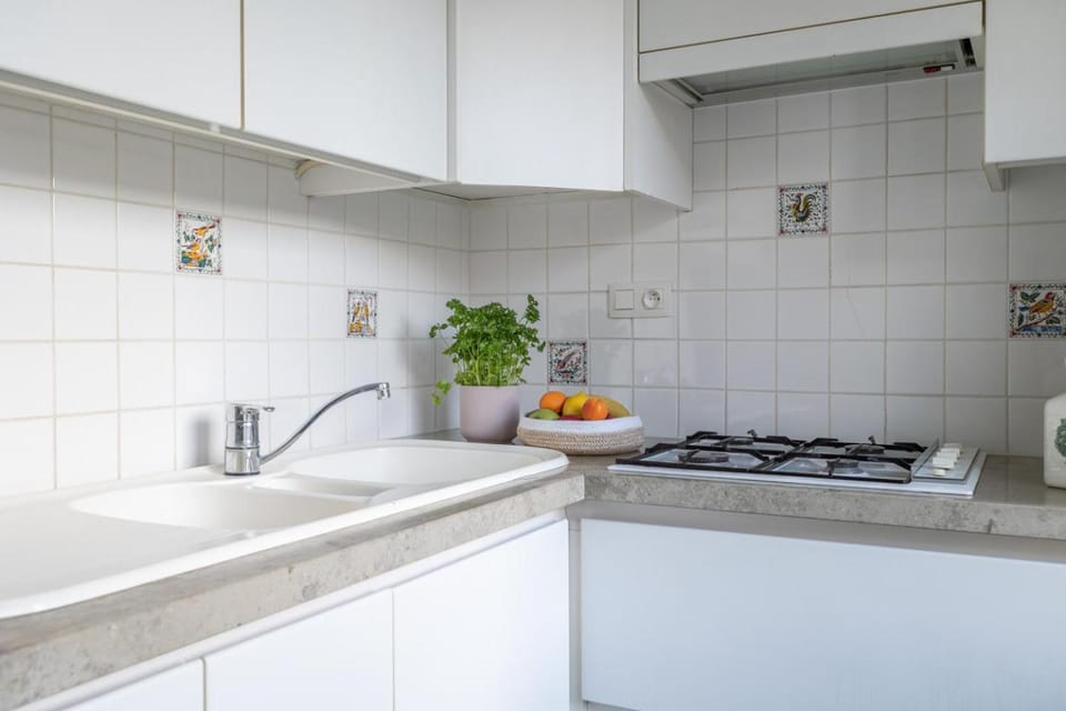 Vakantiewoning met tuin en privégarage by BLOSS, House in De Haan