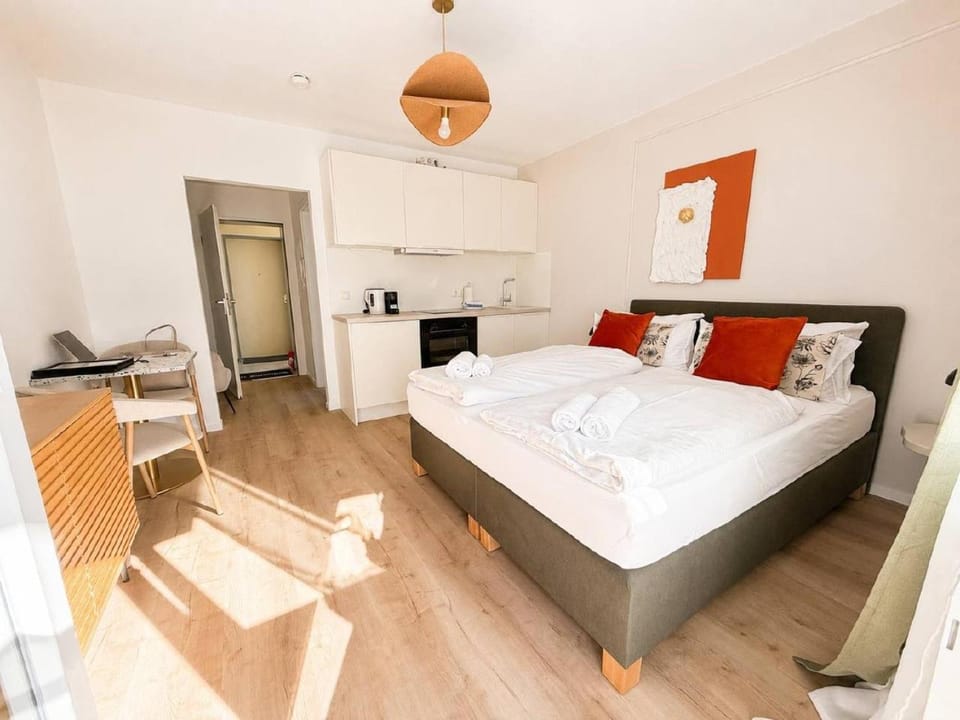 Bed, Kitchen or kitchenette, Photo of the whole room, Bedroom