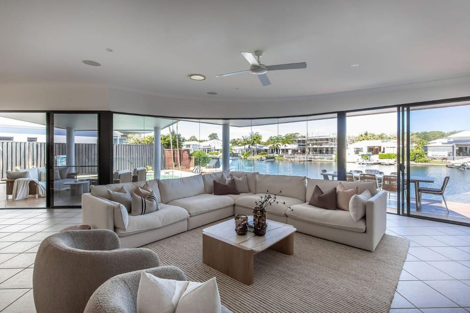 Masthead Waters - Waterfront Home Private Jetty and Heated Pool House in Noosaville