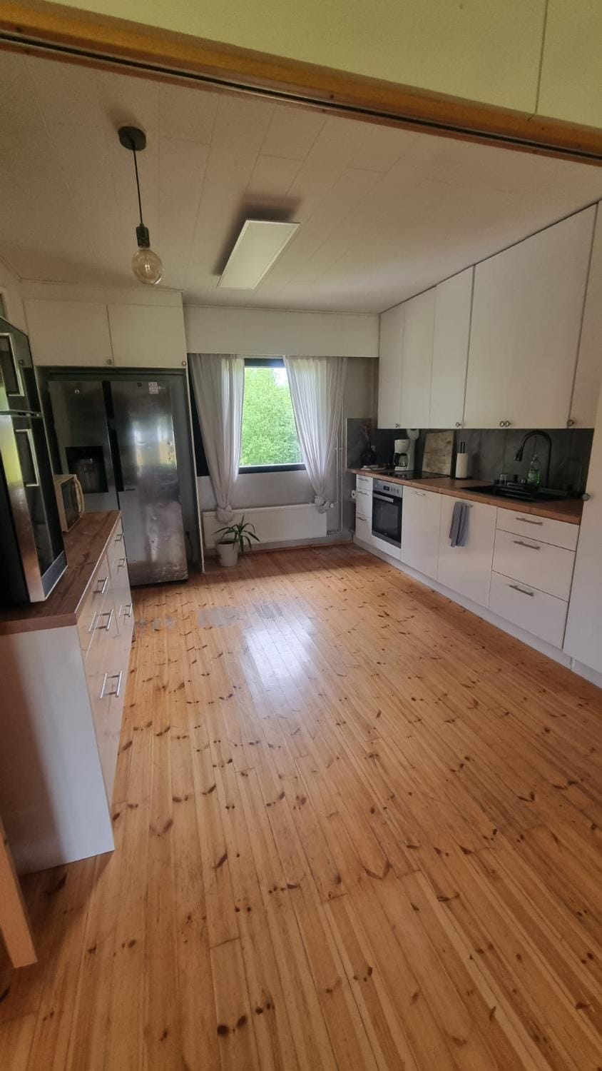 Kitchen or kitchenette, dishwasher, stove