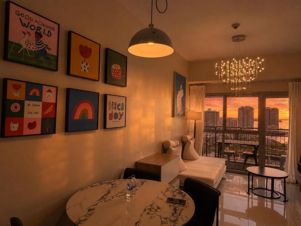 Balcony/Terrace, Decorative detail, Dining area, City view