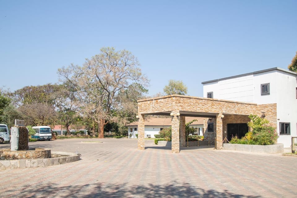 Zambezi Junction Lodge & Serengeti Restaurant Hotel in Zimbabwe