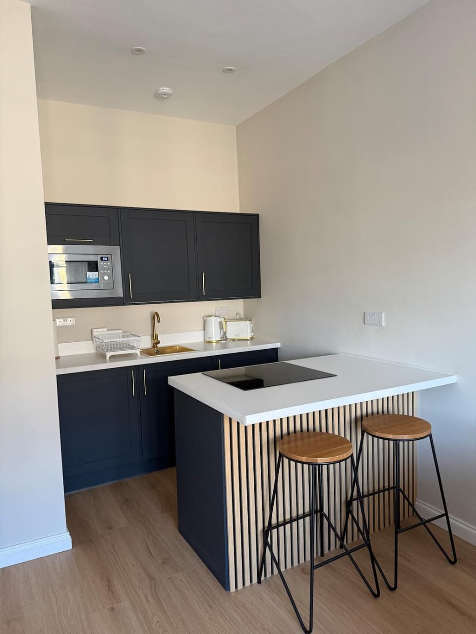 Stylish 2 bed Paisley flat with parking Apartment in Paisley
