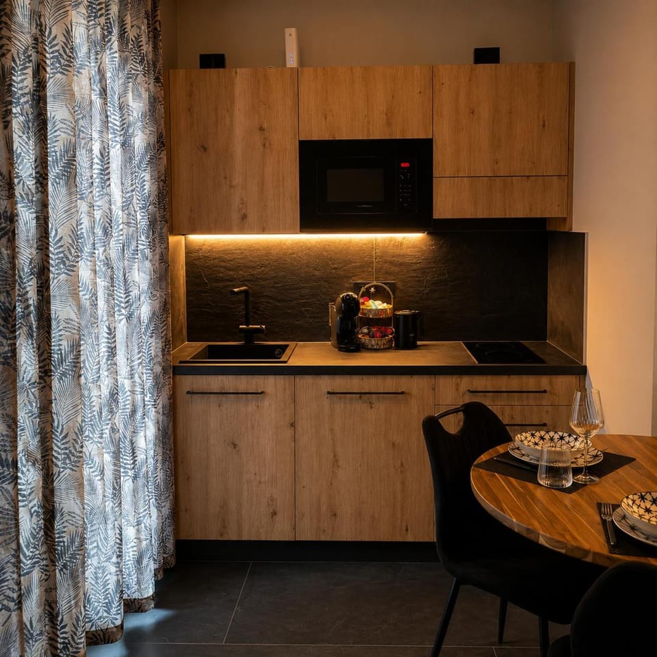 Coffee/tea facilities, Kitchen or kitchenette, Dining area