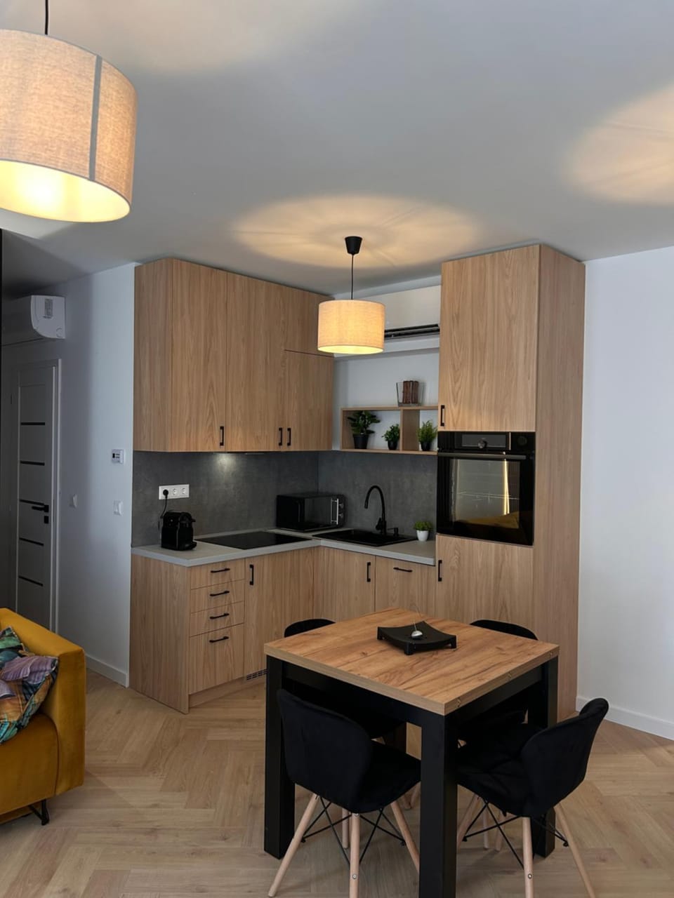 Kitchen or kitchenette, Dining area
