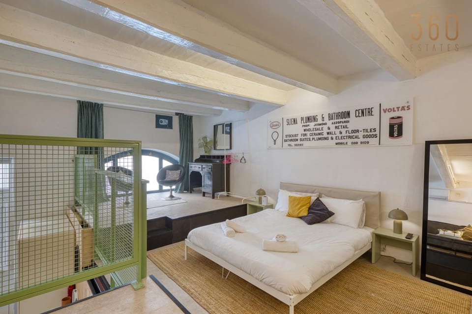 Bed, TV and multimedia, Living room, Photo of the whole room, Seating area, Bedroom