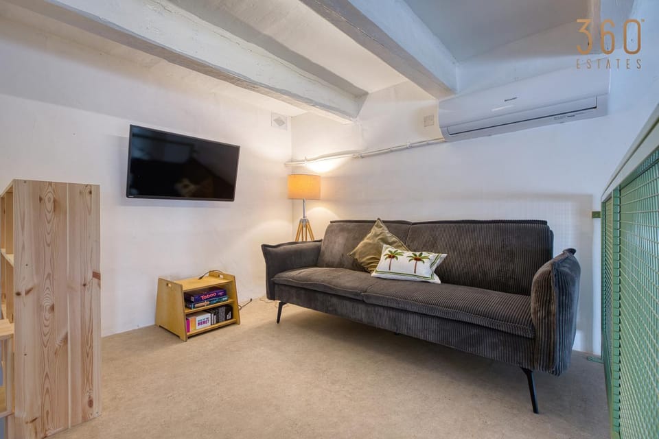 Communal lounge/ TV room, TV and multimedia, Living room, Seating area, Evening entertainment