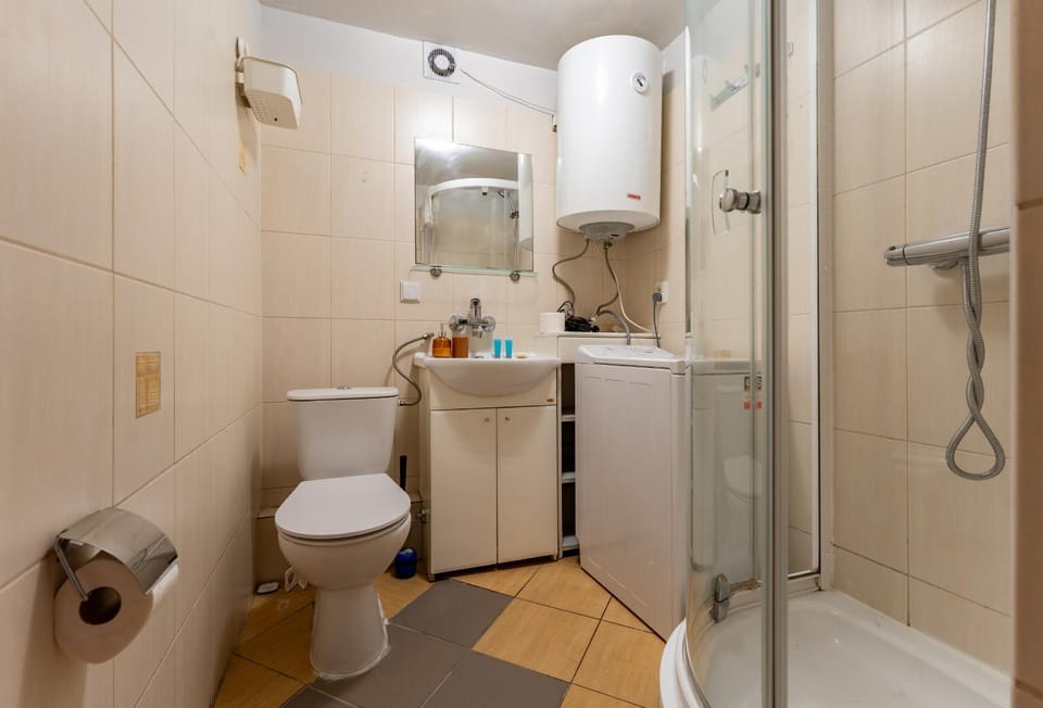 Shower, Toilet, Bathroom, towels