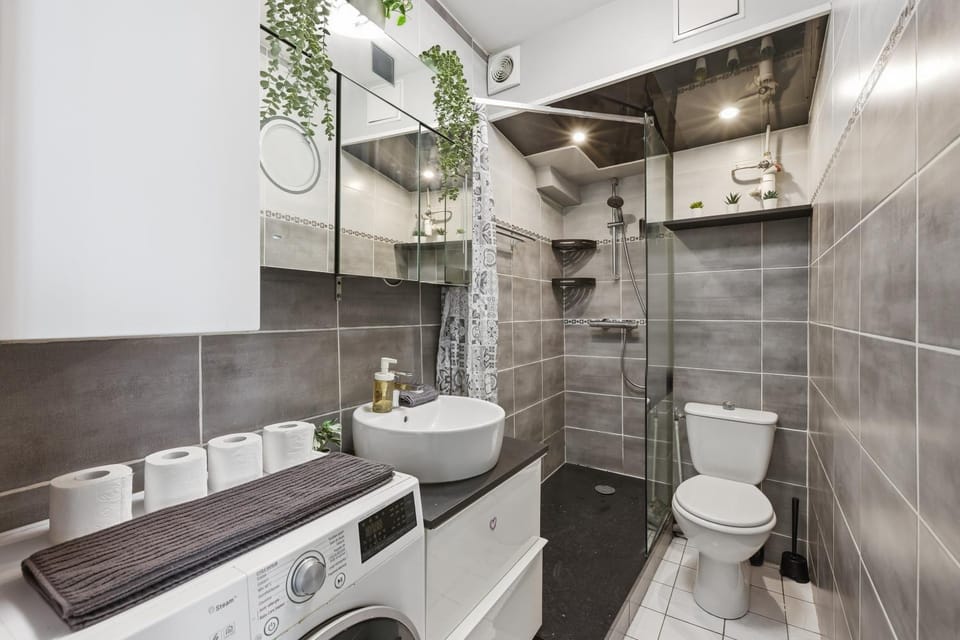 Shower, Toilet, Bathroom, towels