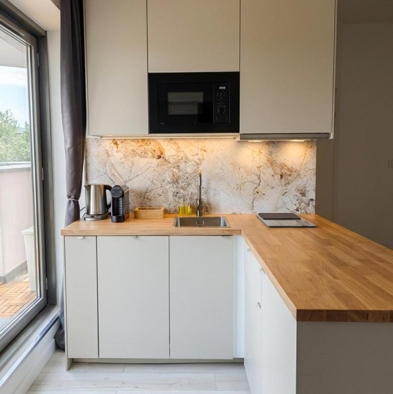 Coffee/tea facilities, Kitchen or kitchenette, microwave, stove