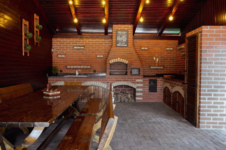 Restaurant/places to eat, BBQ facilities, Balcony/Terrace