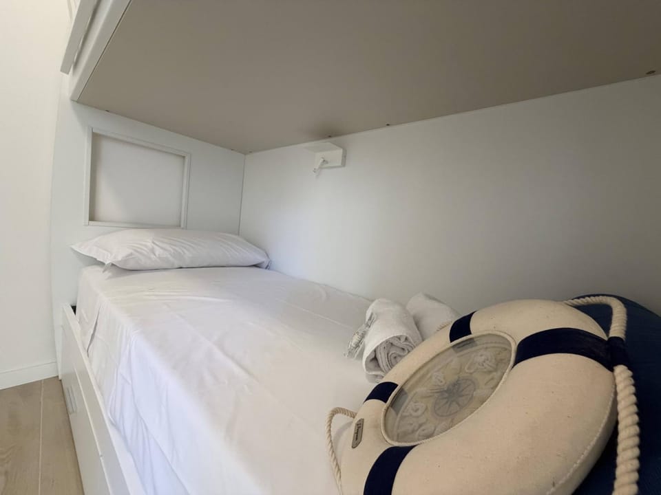Bedroom, bunk bed