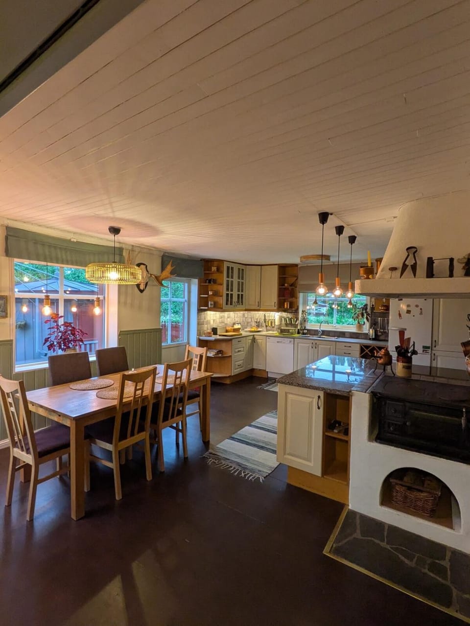 Kitchen or kitchenette, Dining area