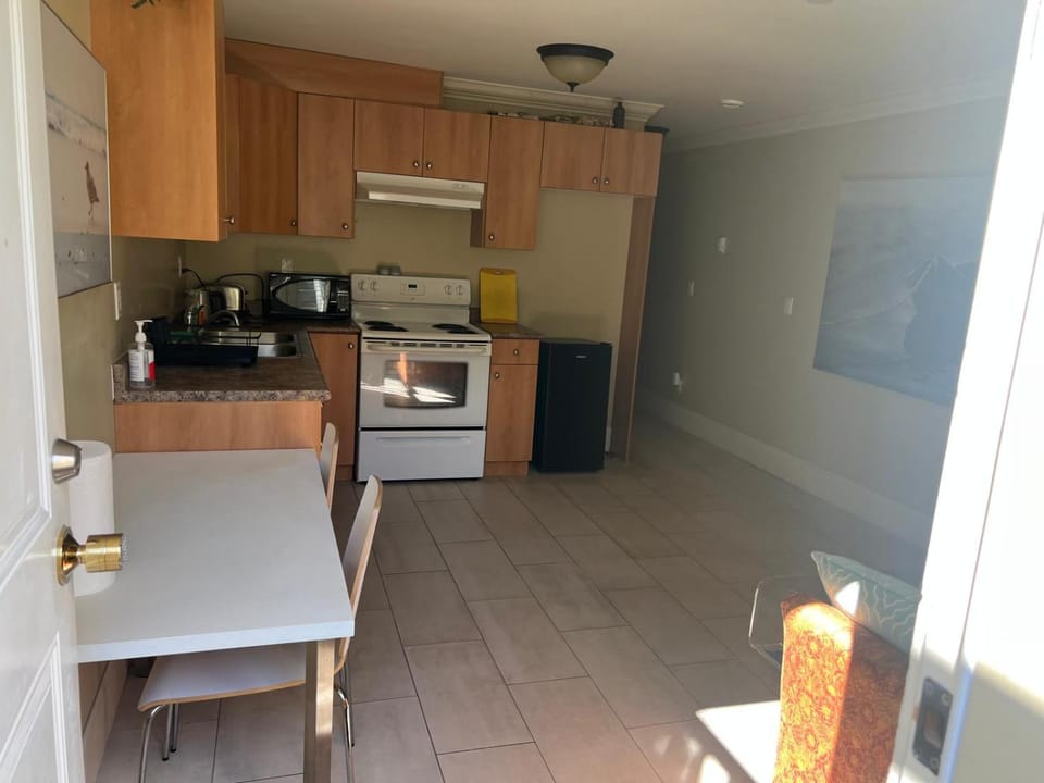 Equipped Guesthouse Near Oakridge Mall Apartment in Vancouver