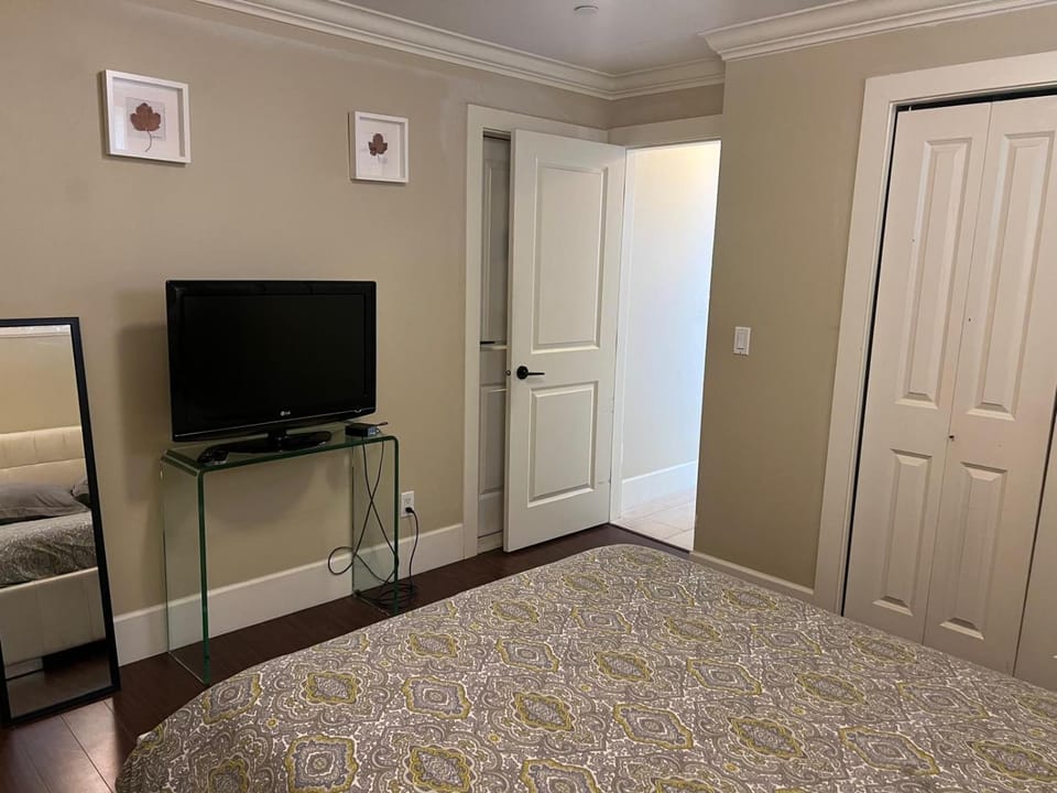 Equipped Guesthouse Near Oakridge Mall Apartment in Vancouver