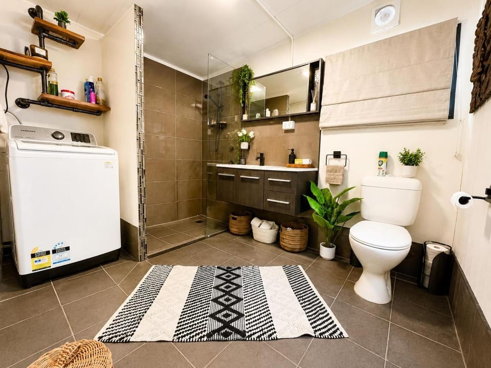 Shower, Toilet, Bathroom, laundry, washing machine
