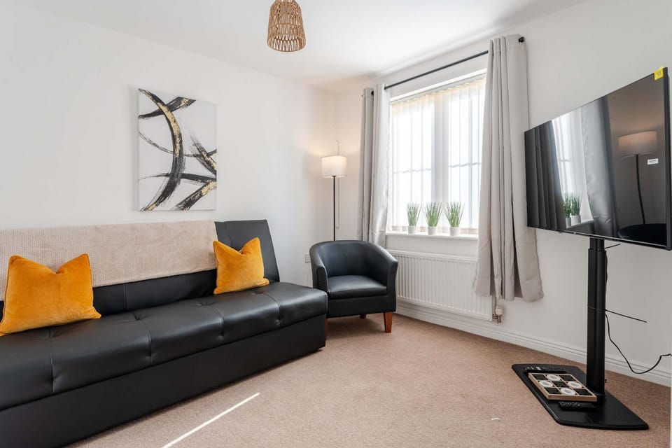 Spacious 6BR Home in Worksop Sleeps 6 Parking House in Bassetlaw District