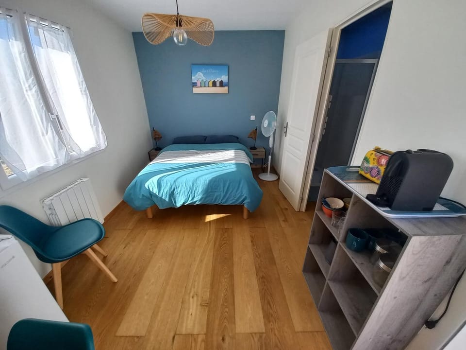 Photo of the whole room, Bedroom