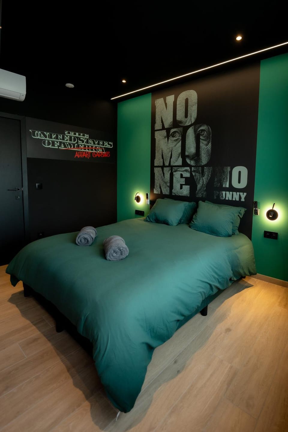 Bed, Photo of the whole room, Bedroom