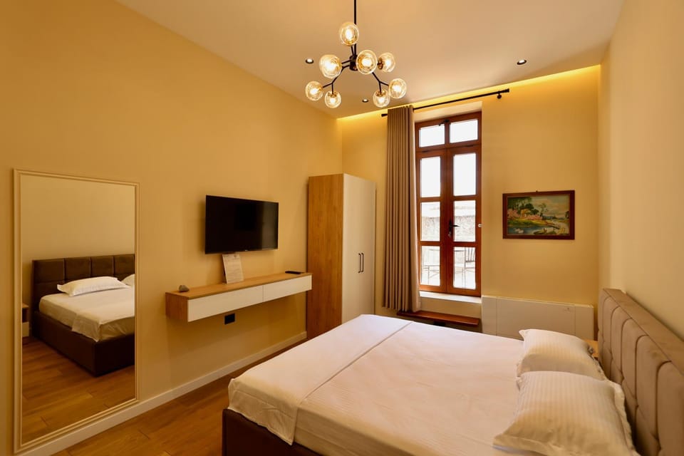 Bed, TV and multimedia, Photo of the whole room, Bedroom