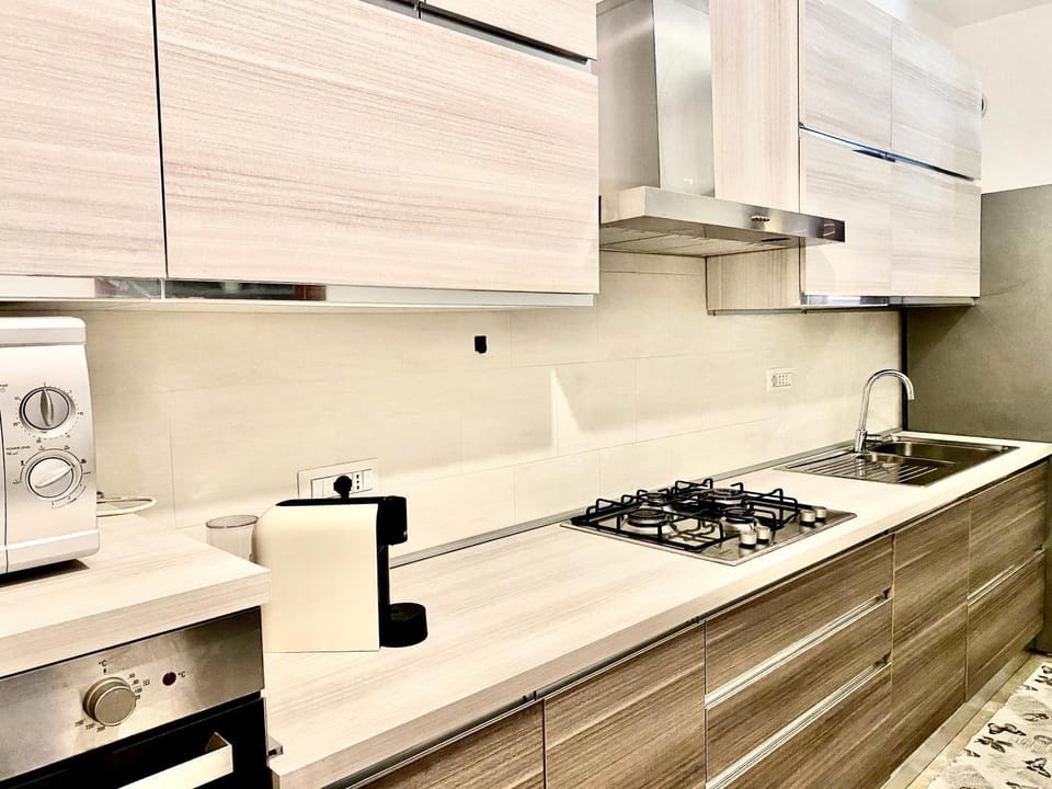 Coffee/tea facilities, Kitchen or kitchenette, stove