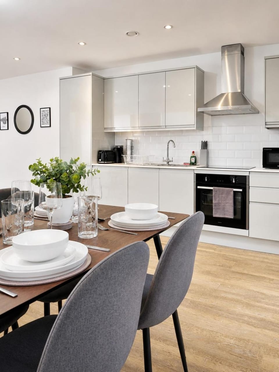 Kitchen or kitchenette, Dining area