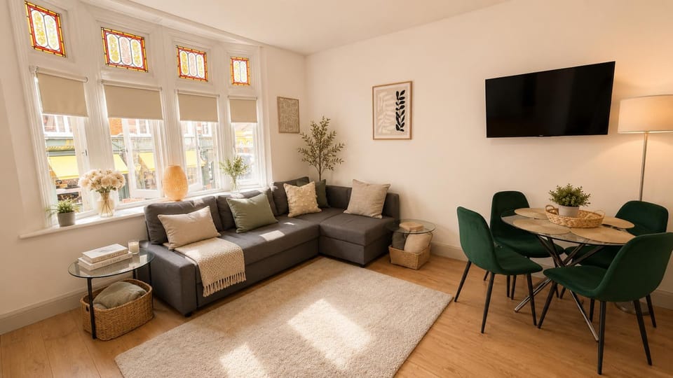 TV and multimedia, Living room, Seating area, Dining area