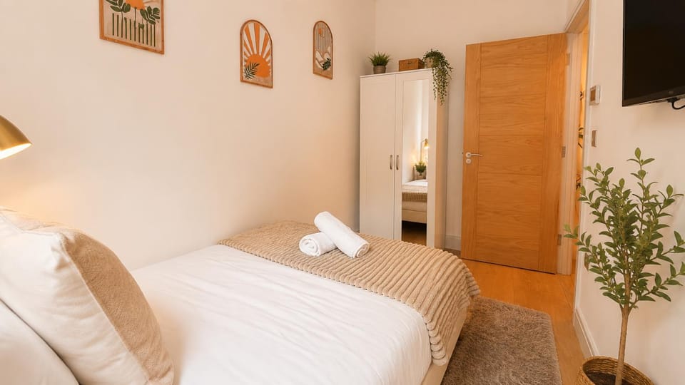 Bed, TV and multimedia, Bedroom, wardrobe