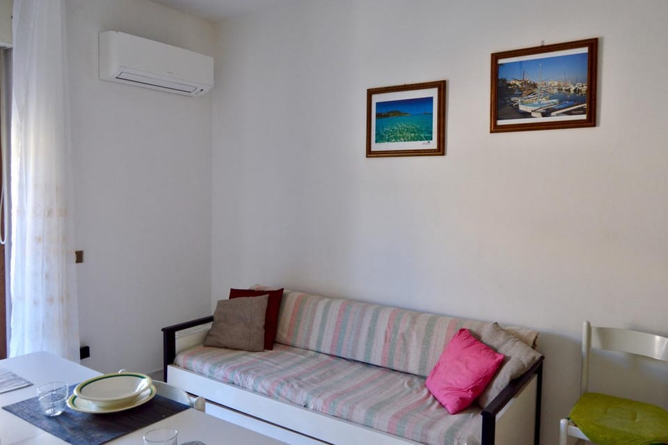 Living room, Seating area, air conditioner